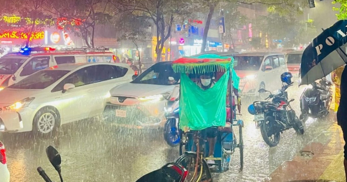 ভারী বৃষ্টিতে জলাবদ্ধতা, নাকাল রাজধানীবাসী