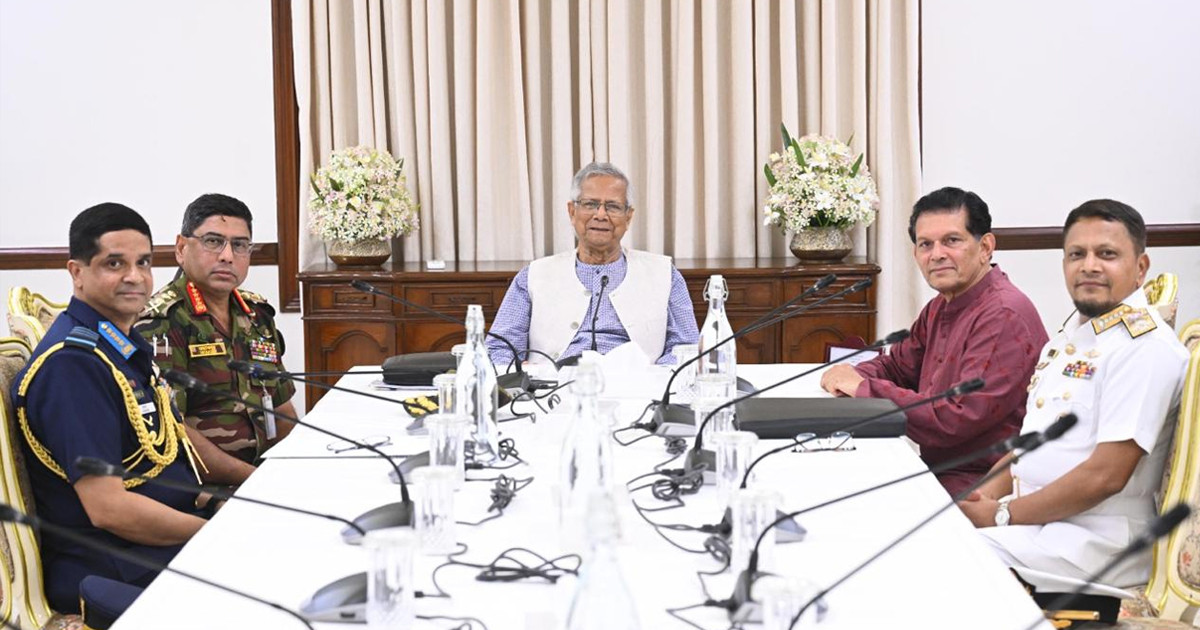 প্রধান উপদেষ্টার সঙ্গে তিন বাহিনীর প্রধানের সাক্ষাৎ, নির্বাচন প্রস্তুতি নিয়ে আলোচনা