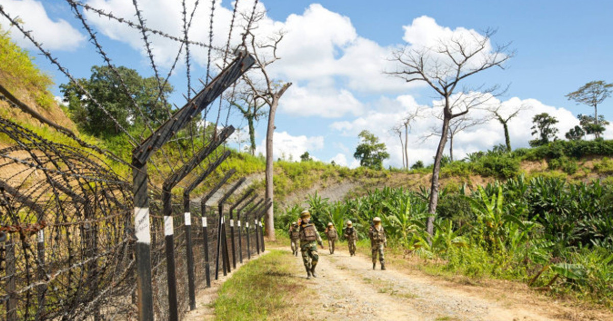 বাংলাদেশে ঢুকে বাঁশের খুঁটি উপড়ে ফেললো বিএসএফ