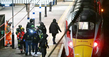 যুক্তরাজ্যে ট্রেনে ভয়াবহ ছুরি হামলা, ৯ যাত্রীর অবস্থা গুরুতর