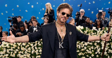 আজ ৬০ বছরে পা দিলেন বলিউড বাদশা শাহরুখ খান