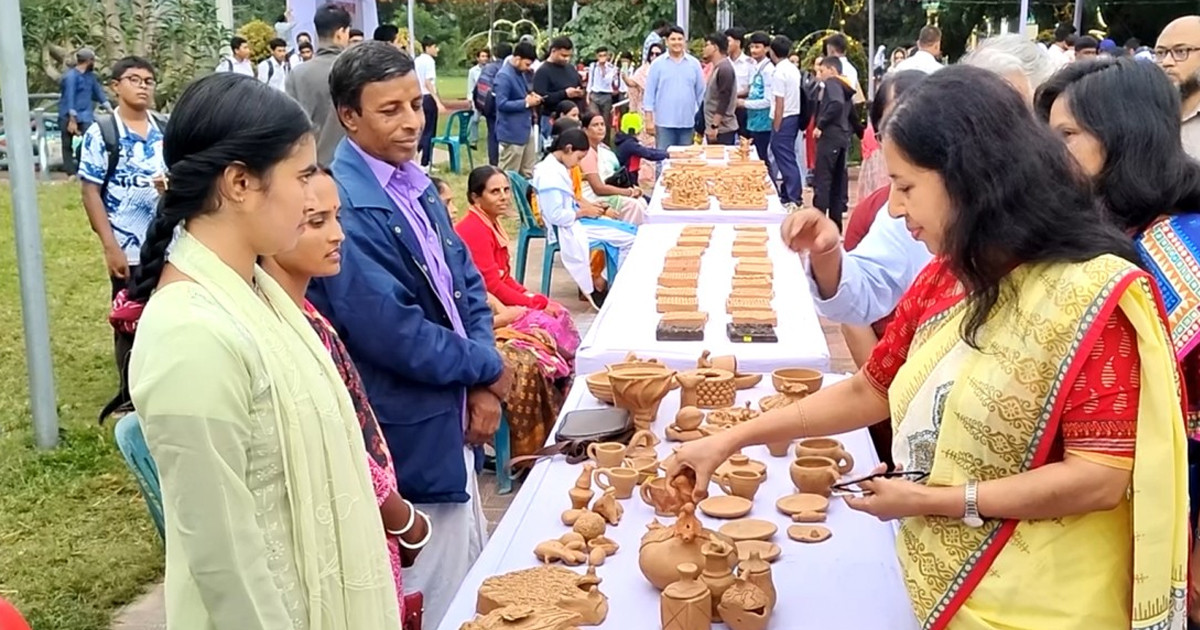 মৃৎশিল্প প্রদর্শনী ও পিঠা উৎসবে মেতে উঠেছে ঠাকুরগাঁও