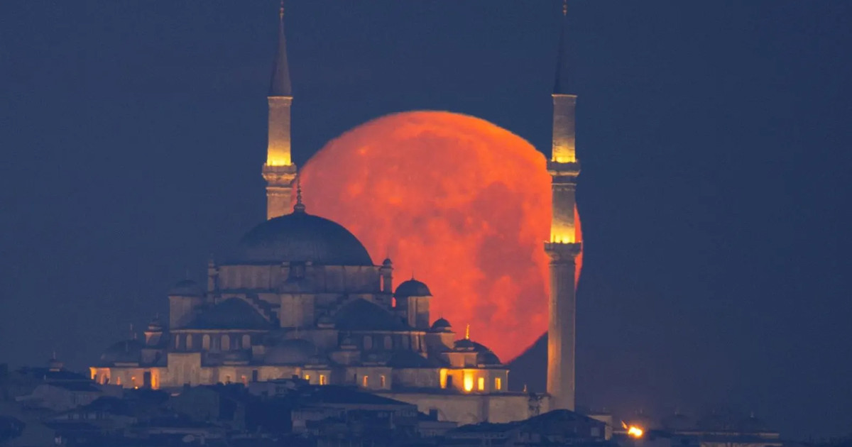 আগামীকাল কখন দেখা যাবে বছরের সবচেয়ে বড় সুপারমুন?