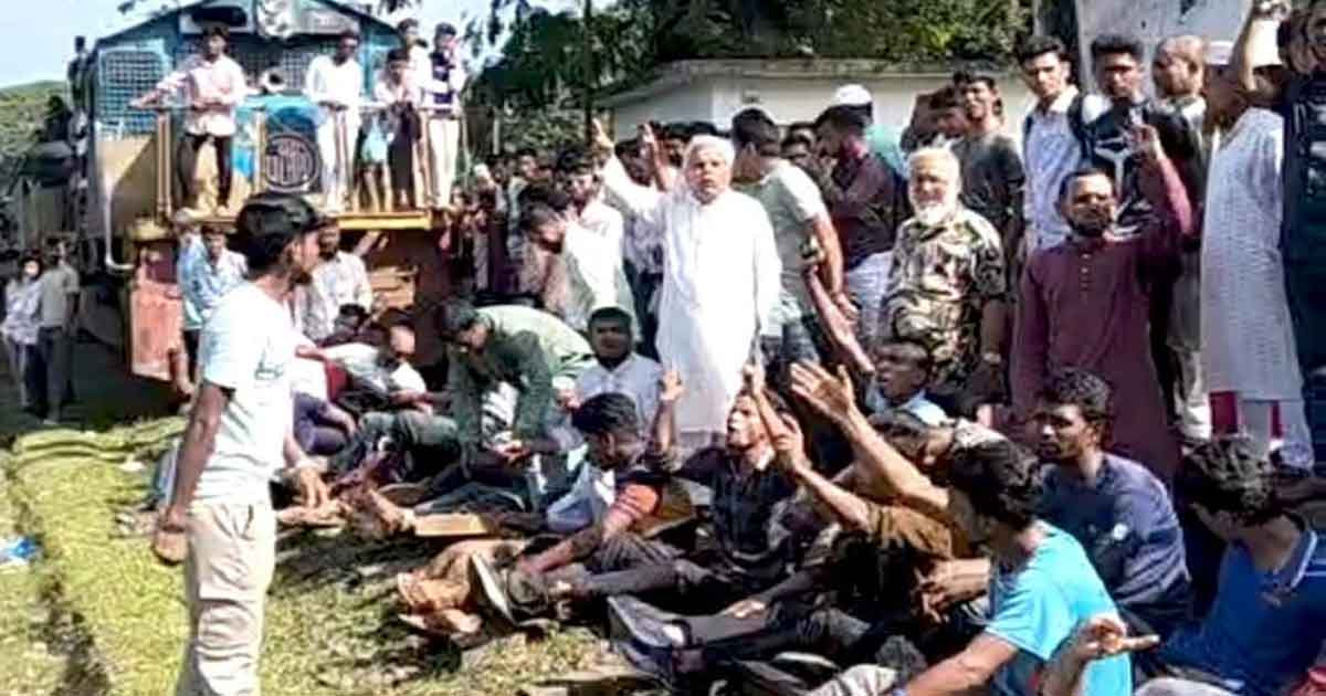 রেললাইনে বসে ট্রেন আটকে মনোনয়নবঞ্চিত প্রার্থীর সমর্থকদের প্রতিবাদ