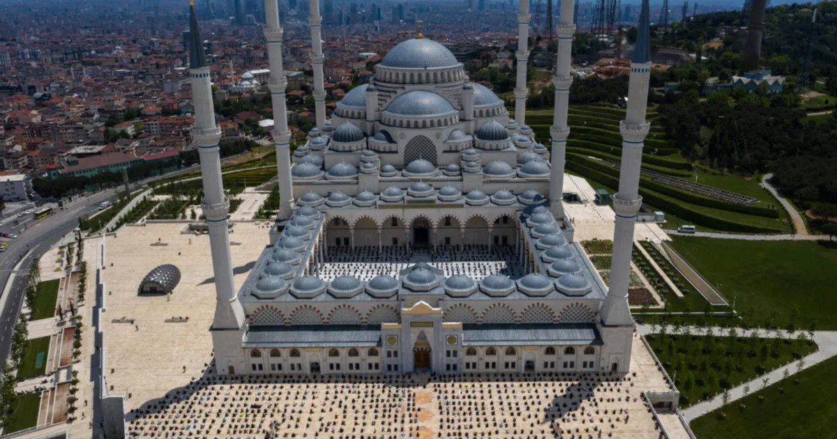 যে মসজিদে একসঙ্গে নামাজ পড়েন ৬৩ হাজার মুসল্লি