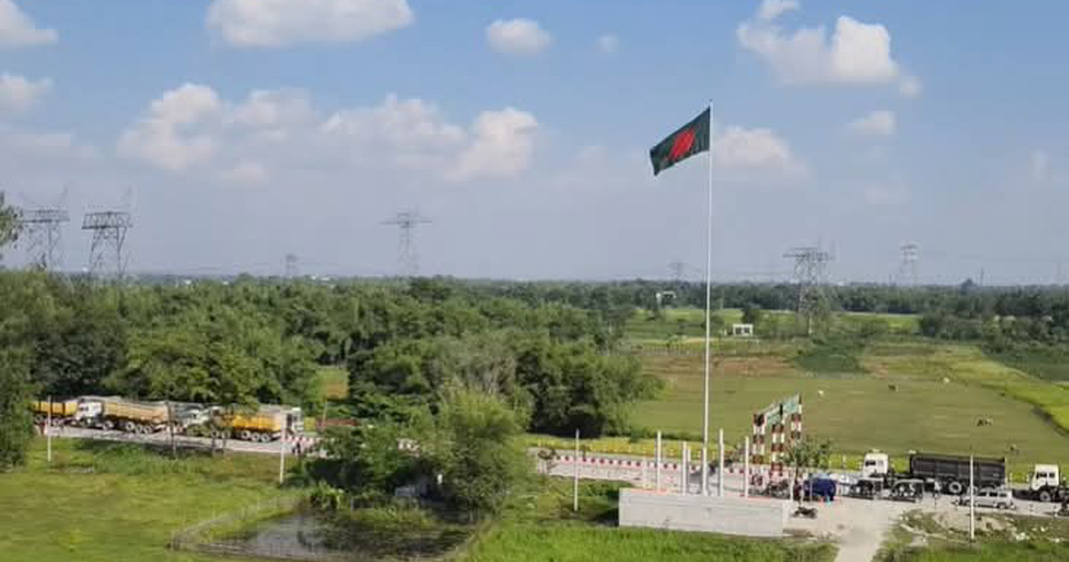 বাংলাবান্ধায় দেশের সর্বোচ্চ উচ্চতার পতাকা উত্তোলন