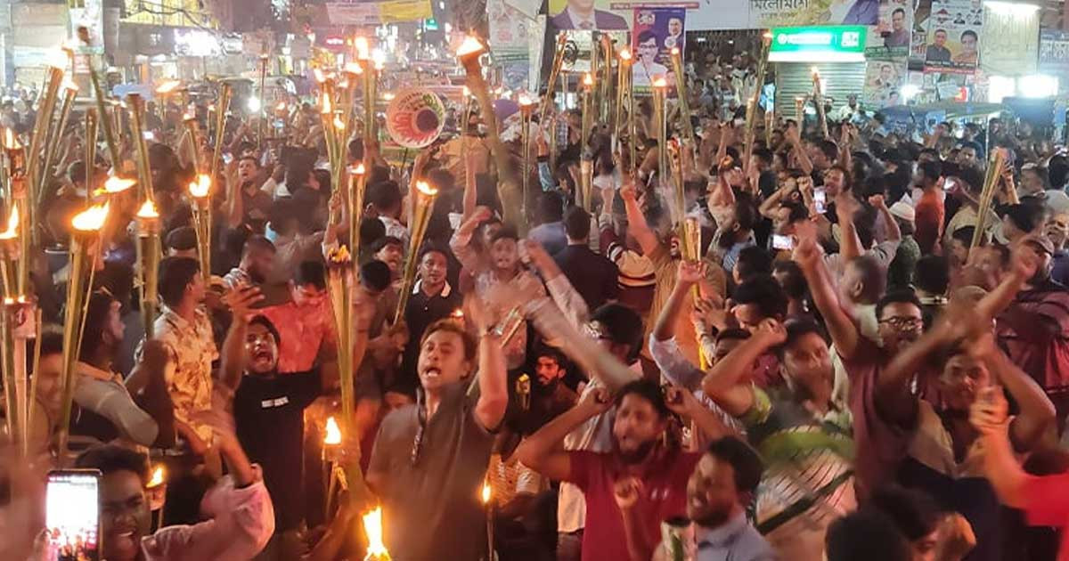 কুমিল্লা-৬ আসনে মনোনয়ন বঞ্চিত ইয়াছিনের সমর্থকদের মশাল মিছিল