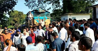 রেললাইনে বসে ট্রেন আটকে মনোনয়নবঞ্চিত প্রার্থীর সমর্থকদের প্রতিবাদ