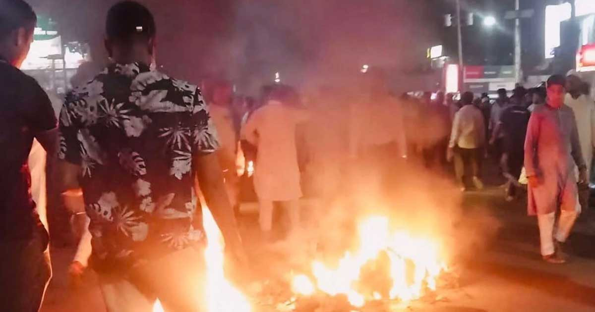 ফটিকছড়িতে বিএনপির মনোনয়ন নিয়ে অসন্তোষ, আগুন জ্বালিয়ে সড়ক অবরোধ