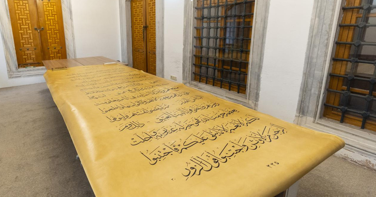 ইরাকি ক্যালিগ্রাফারের হাতে লেখা বিশ্বের সবচেয়ে বড় কোরআন