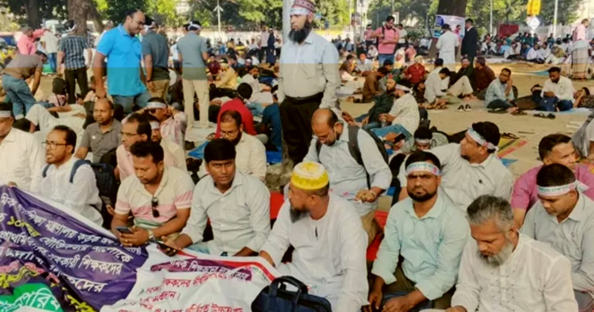 ফের আন্দোলনে সরকারি প্রাথমিকের সহকারী শিক্ষকরা, এবার ‘লাগাতার’ অবস্থান কর্মসূচি