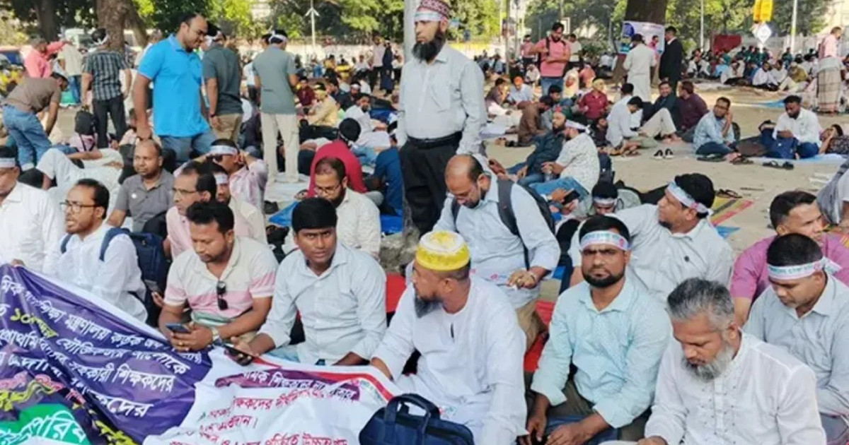 ফের আন্দোলনে সরকারি প্রাথমিকের সহকারী শিক্ষকরা, এবার ‘লাগাতার’ অবস্থান কর্মসূচি