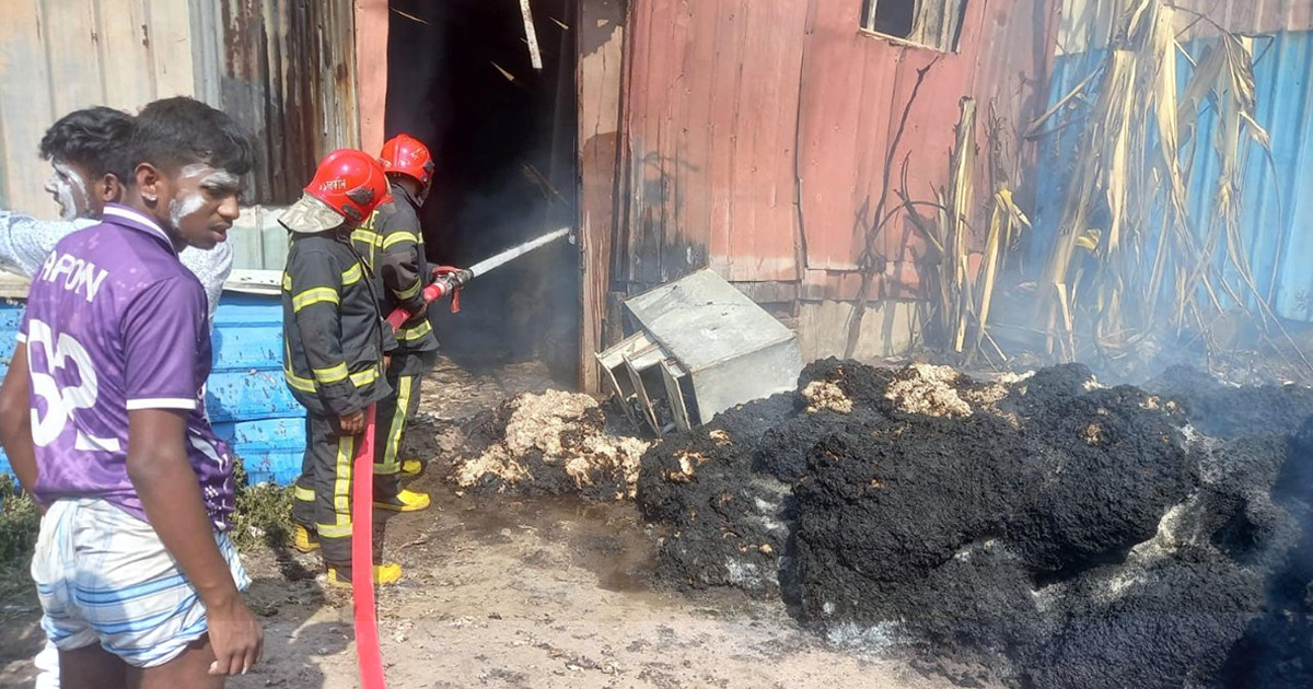 সাতটি তুলার গুদাম পুড়ে থামল আগুন