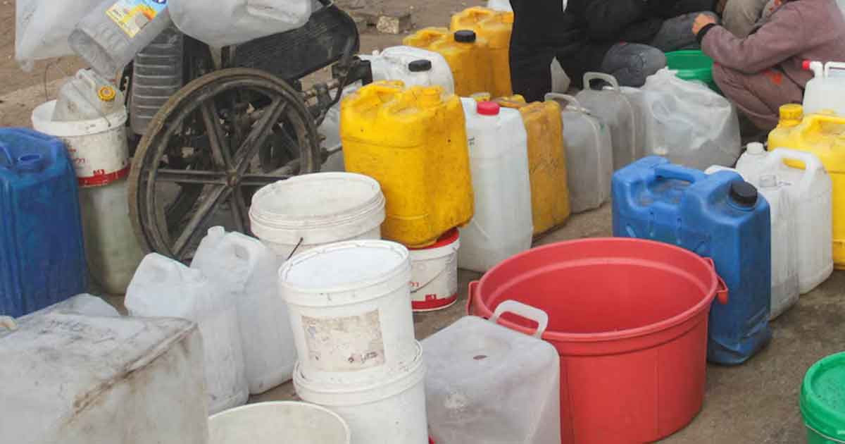 বেঁচে থাকার লড়াইয়ে দূষিত পানি পানেই টিকে আছেন ফিলিস্তিনিরা!