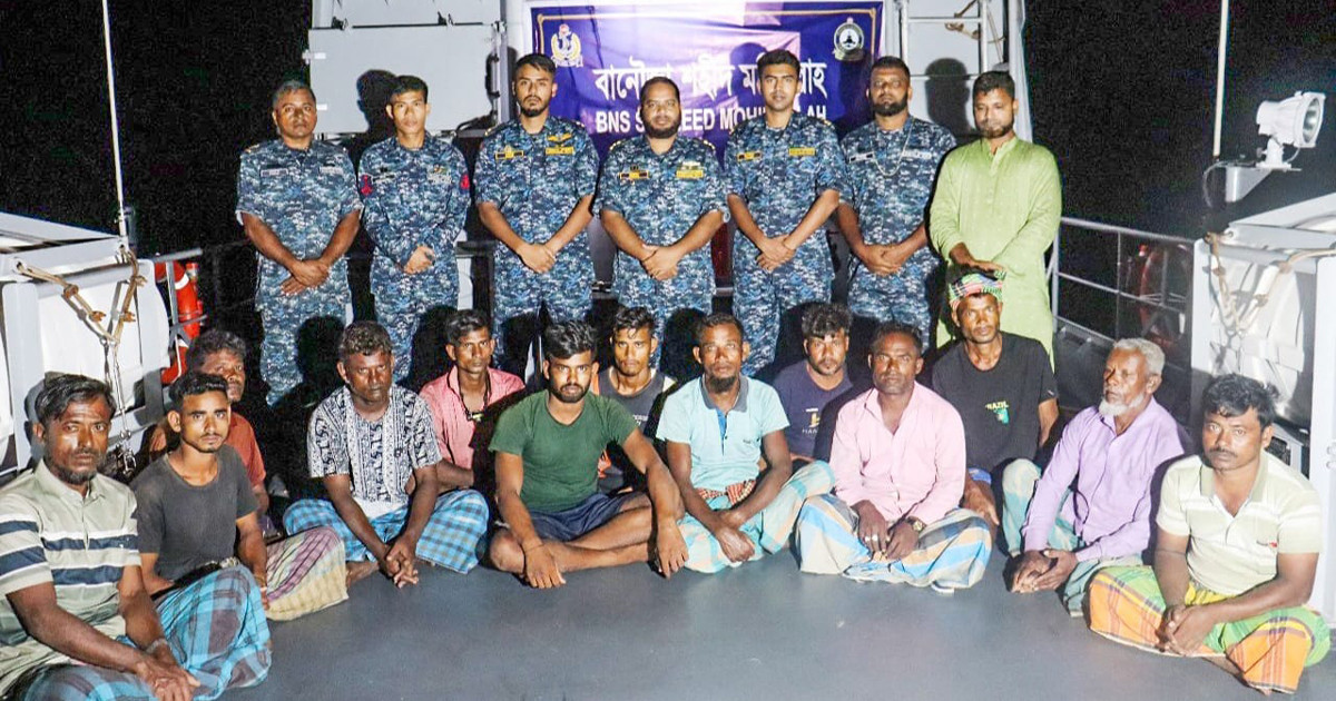 বঙ্গোপসাগরে ট্রলারসহ ১৩ জেলেকে উদ্ধার করল নৌবাহিনী