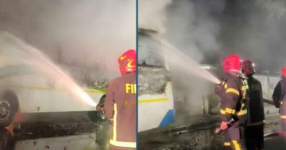 গভীর রাতে মিরপুরে ড্যাফোডিল বিশ্ববিদ্যালয়ের দুই বাসে আগুন