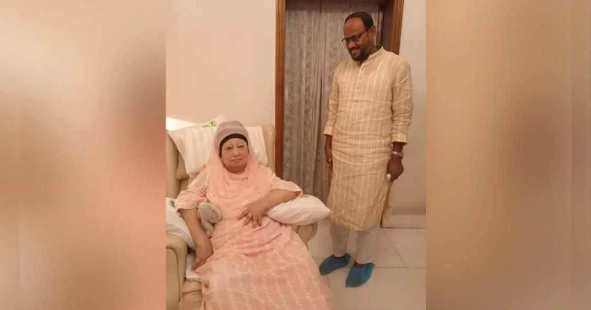 বেগম খালেদা জিয়াকে আমন্ত্রণপত্র পৌঁছে দিলেন টুকু