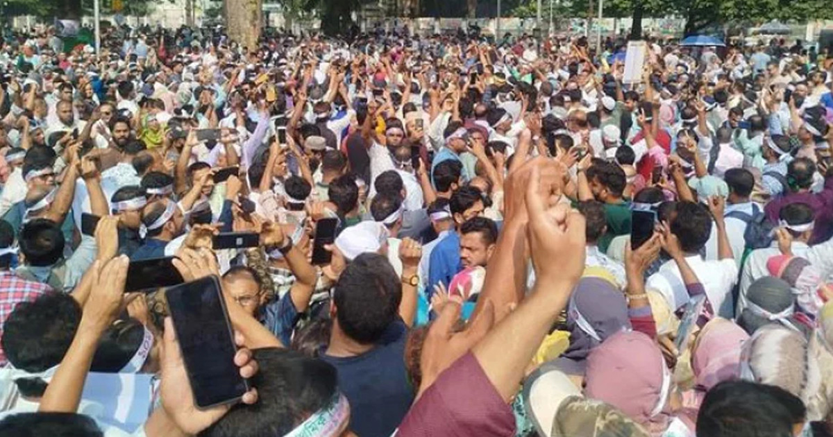 শহীদ মিনারে দ্বিতীয় দিনের মতো প্রাথমিকের শিক্ষকদের অবস্থান