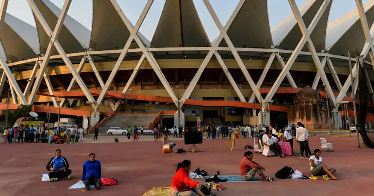 দিল্লির জহরলাল নেহেরু স্টেডিয়াম ভেঙে ফেলার সিদ্ধান্ত, কেনো?