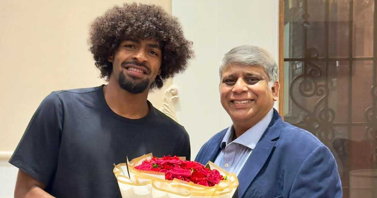 ঢাকায় পৌঁছেছেন হামজা চৌধুরী