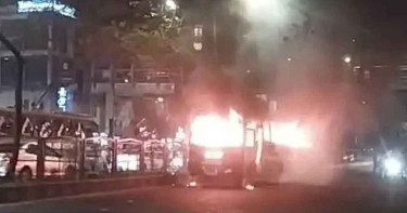 ধানমন্ডিতে হাসপাতালের সামনে আগুনে পুড়ল বাস