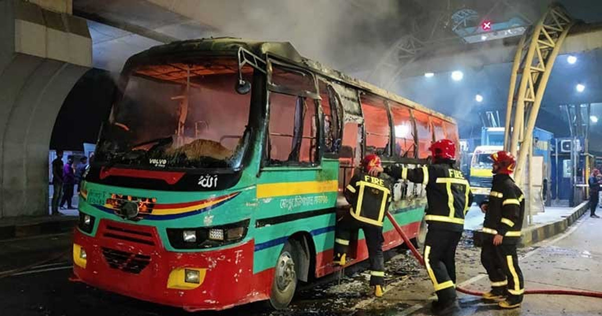 মধ্যরাতে রাজধানীতে ৩ বাসে আগুন