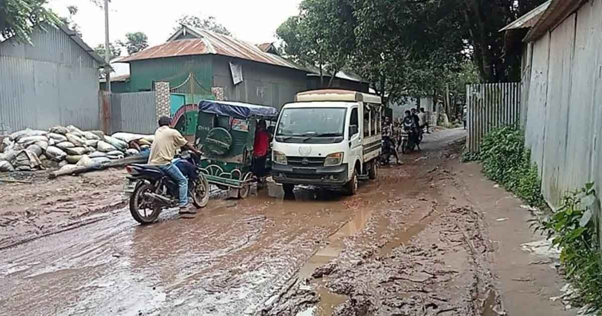 কাজ ফেলে ঠিকাদার লাপাত্তা, বিপাকে এলাকাবাসী