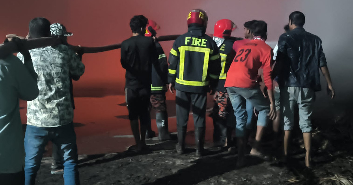 রাজবাড়ীতে অরিয়েন্ট জুট মিলে ভয়াবহ অগ্নিকাণ্ড, নিয়ন্ত্রণে ফায়ার সার্ভিসের ৫ ইউনিট