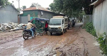 কাজ ফেলে ঠিকাদার লাপাত্তা, বিপাকে এলাকাবাসী