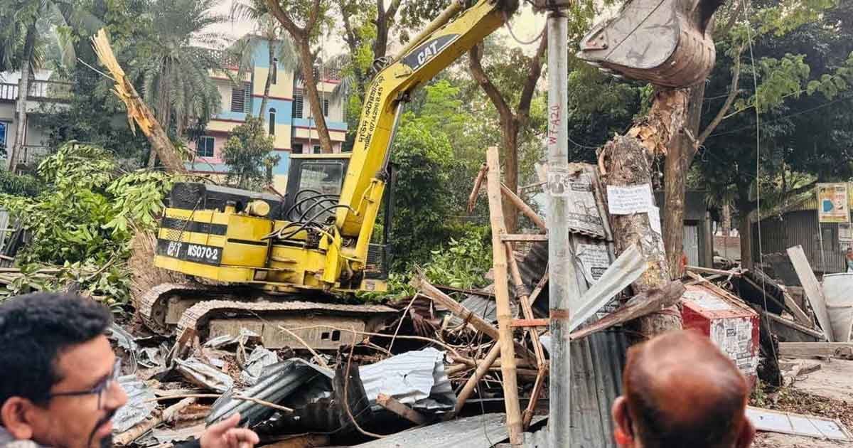 ফরিদপুরে ৪৩ বছর পর সরকারি জায়গা দখল মুক্ত