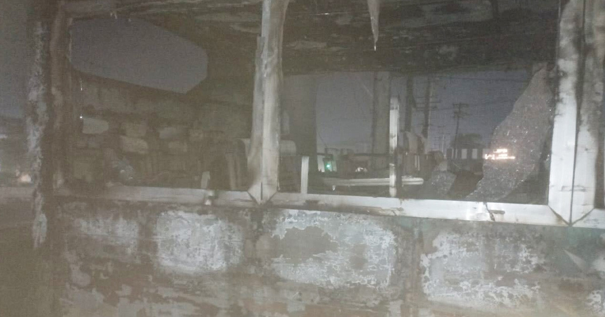 রাতের আঁধারে দাঁড়িয়ে থাকা বাসে আগুন দিলো দুর্বৃত্তরা