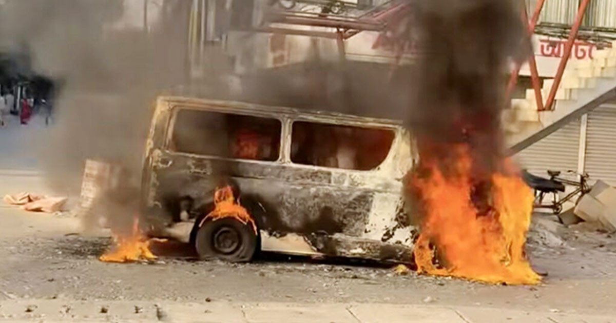 উত্তরায় মাইক্রোবাসে আগুন