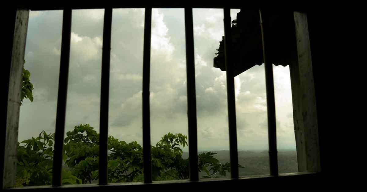 জানালা দিয়ে দেখা যায় সিলিং ফ্যানে ঝুলছিল জাবেদের নিথর দেহ