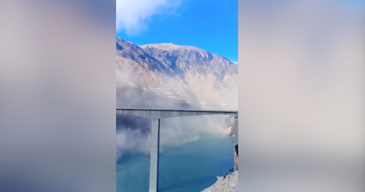 চীনে মুহূর্তেই ধসে পড়লো নবনির্মিত সেতুর একাংশ, ভিডিওসহ