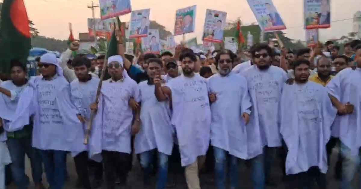 কসবায় কাফনের কাপড় পরে মনোনয়নবঞ্চিত কবির আহমেদের সমর্থকদের বিক্ষোভ