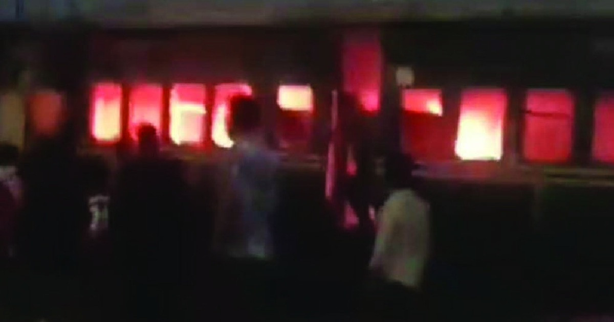 থেমে থাকা ট্রেনে আগুন লাগিয়ে পালানোর সময় আটক ২