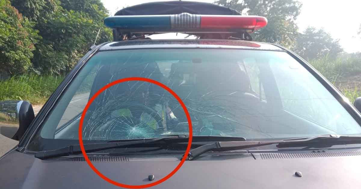 ছোড়া হাতবোমায় পুলিশের গাড়ি ক্ষতিগ্রস্ত, আটক ৩