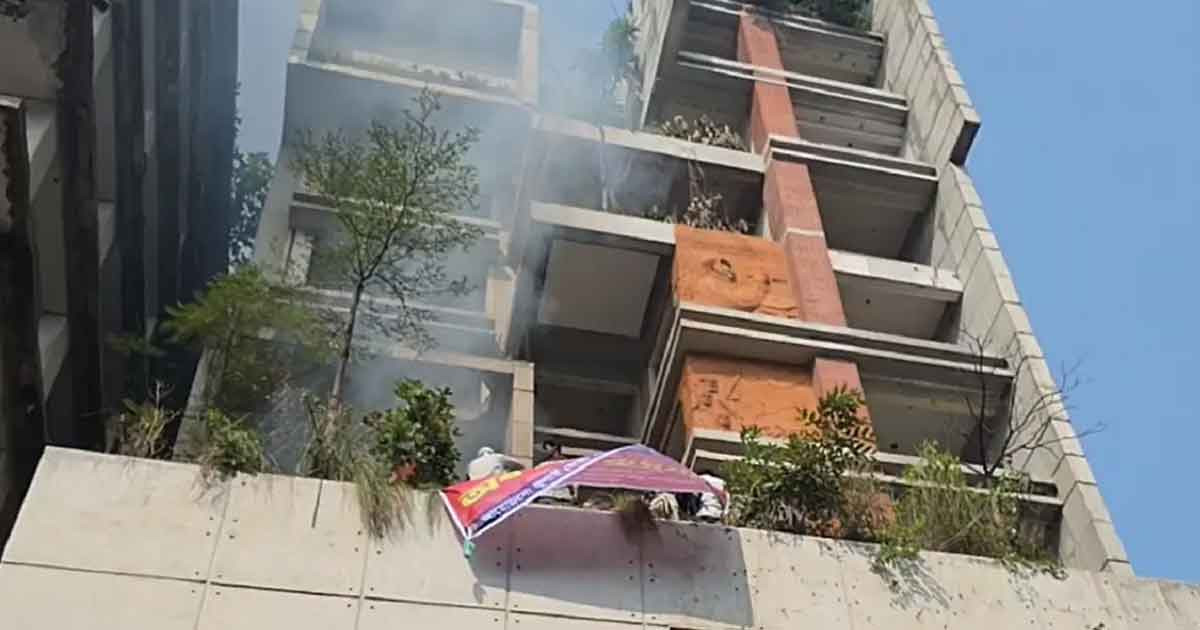 নিষিদ্ধ আ.লীগের কেন্দ্রীয় কার্যালয়ে আগুন দিল বিক্ষুব্ধ জনতা