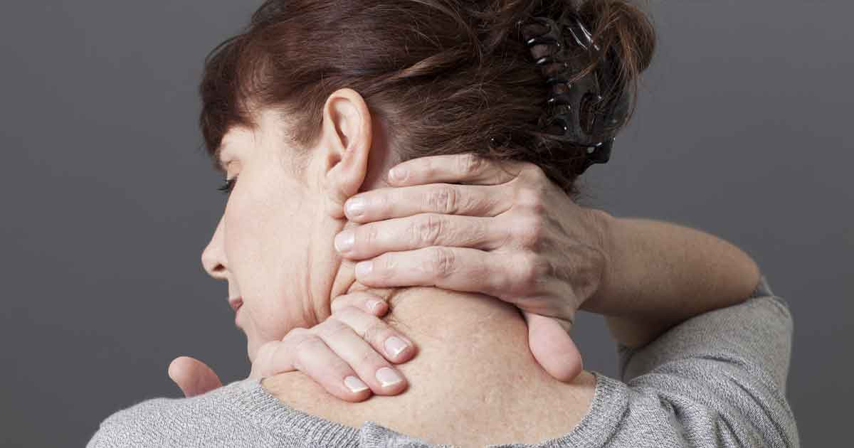 ঘাড়ব্যথা যখন হাতে ছড়িয়ে পড়ে তখন কী করবেন?