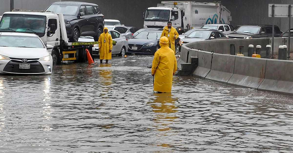 সৌদি আরবে ভারি বৃষ্টির আভাস, বন্যার সতর্কতা জারি!