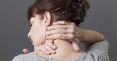 ঘাড়ব্যথা যখন হাতে ছড়িয়ে পড়ে তখন কী করবেন?