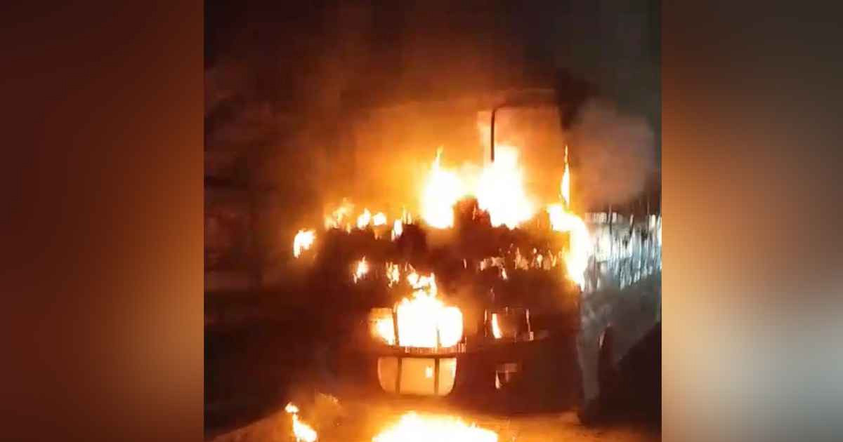 স্কুলবাসে আগুন