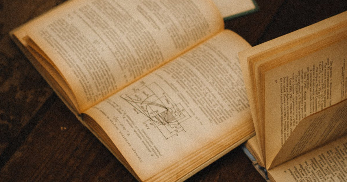 পুরনো বইয়ের পাতা হলদেটে হওয়ার রহস্য কী