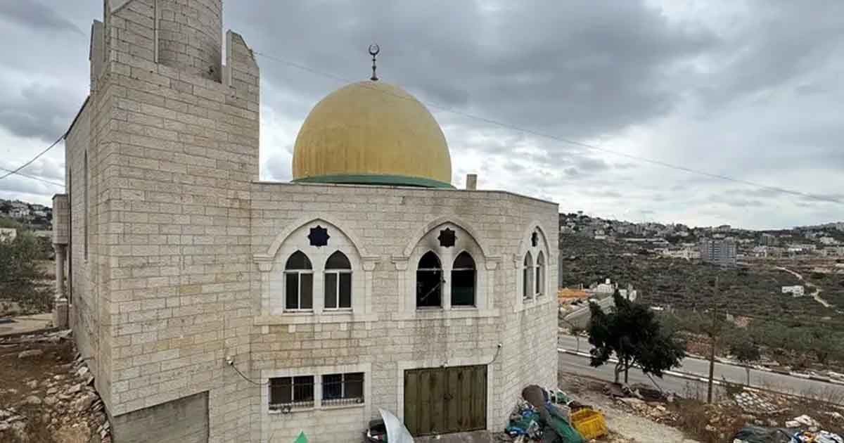 হামলার পর ওয়েস্ট ব্যাংকের মসজিদে ফের জুমার নামাজে অংশ ফিলিস্তিনিদের