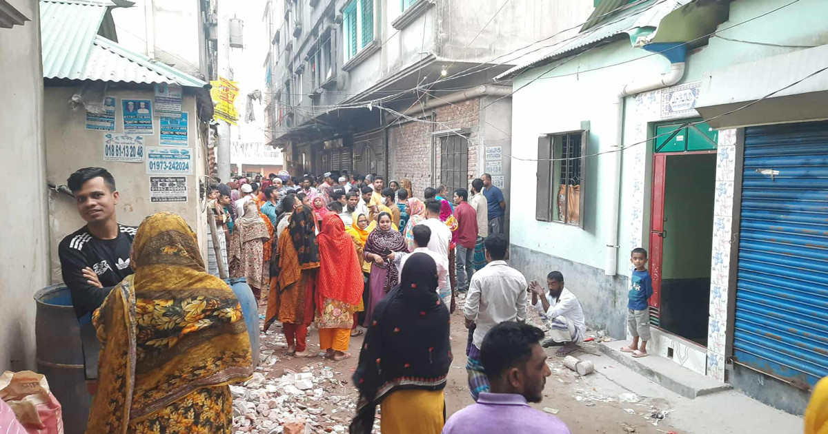 গাজীপুরে ঘরে মিলল স্ত্রীর গলাকাটা মরদেহ, স্বামী গুরুতর আহত