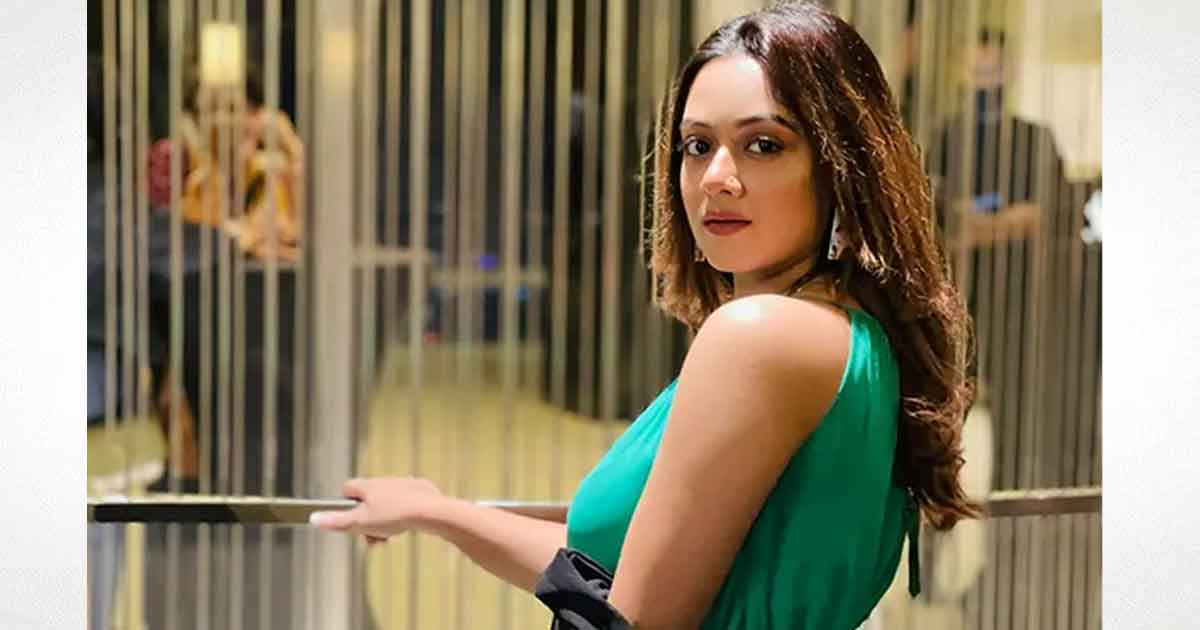 দীঘির রুমে গোপনে চিঠি রেখে গেল পরিচ্ছন্নতাকর্মী