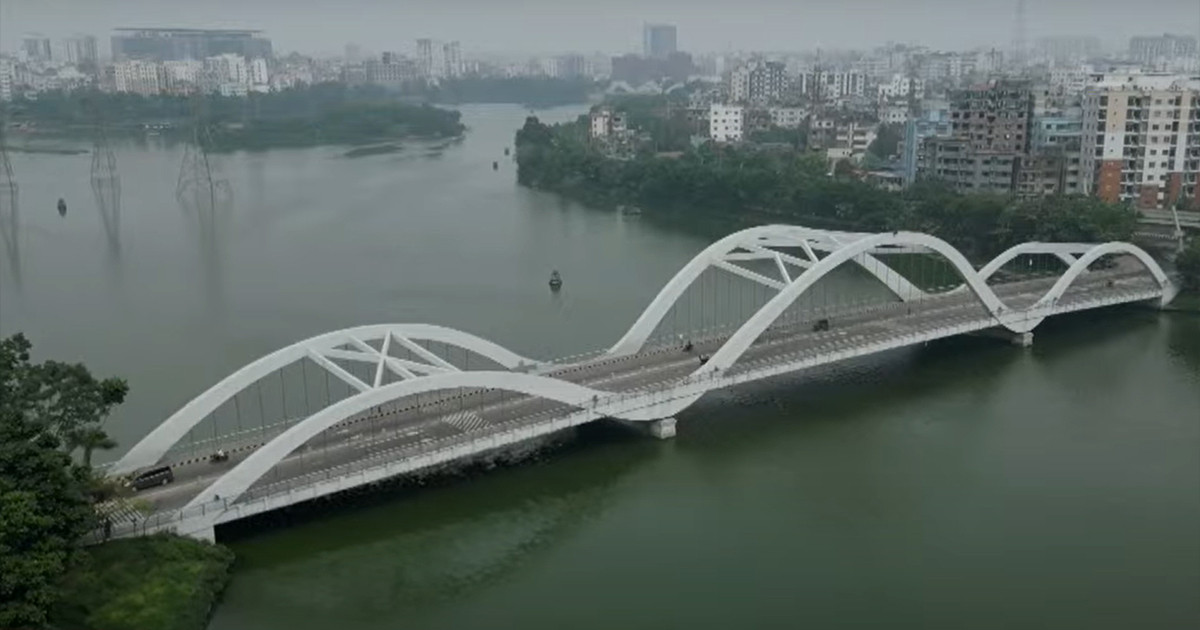 হাতিরঝিলে ককটেল বিস্ফোরণ, মোটরসাইকেলে আগুন