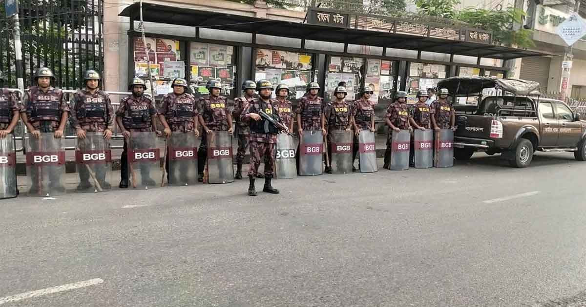 রাজধানীর ৩ স্থানে ককটেল বিস্ফোরণ, মোটরসাইকেলে আগুন