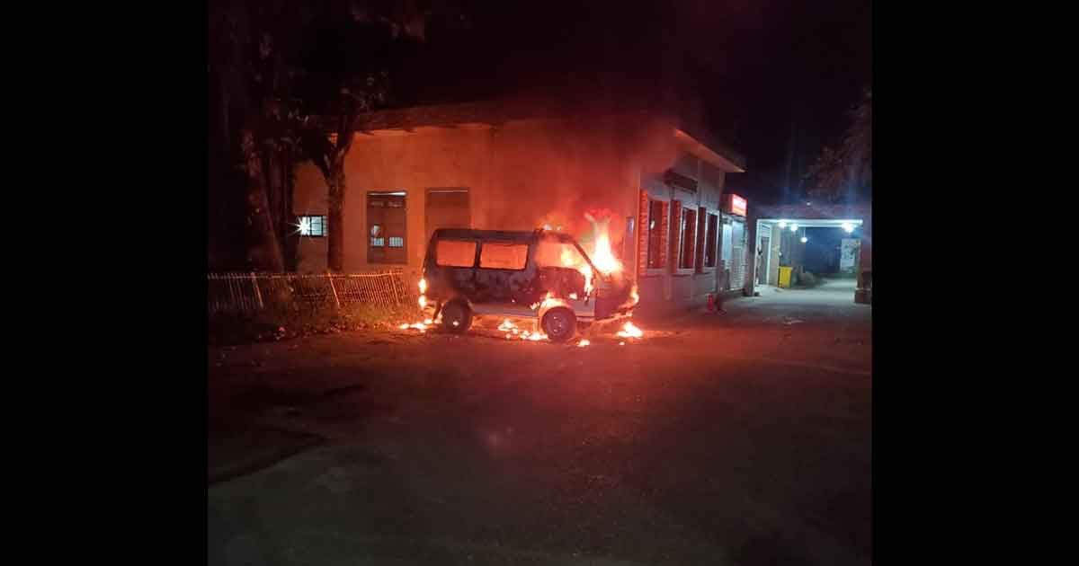 মধ্যরাতে হাসপাতালের অ্যাম্বুলেন্সে আগুন দিল ৫ দুর্বৃত্ত