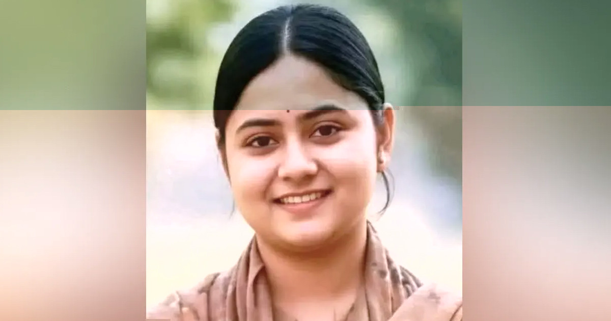 ‘খুঁইজেন না, বয়ফ্রেন্ডের সঙ্গে আছি’